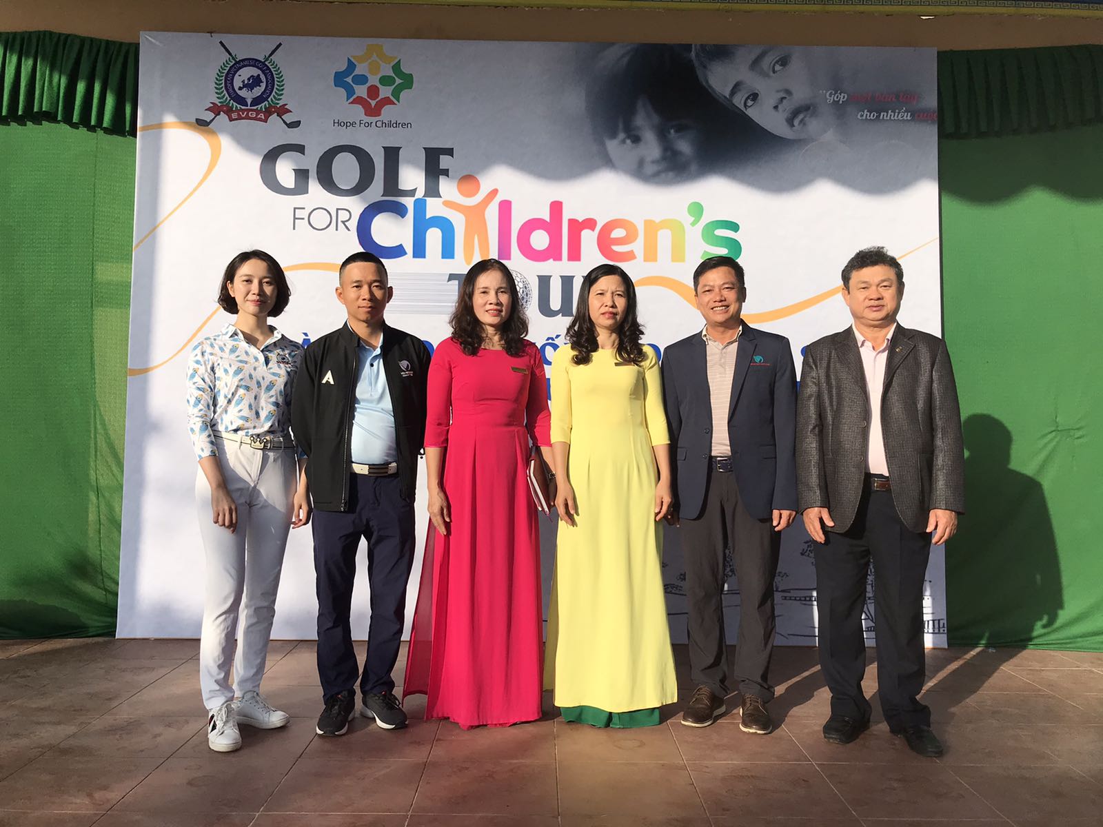 Hiệp hội golf người Việt Nam tại Châu Âu trao tặng công trình nước sạch cho trường tiểu học Thạch Linh, tỉnh Hà Tĩnh