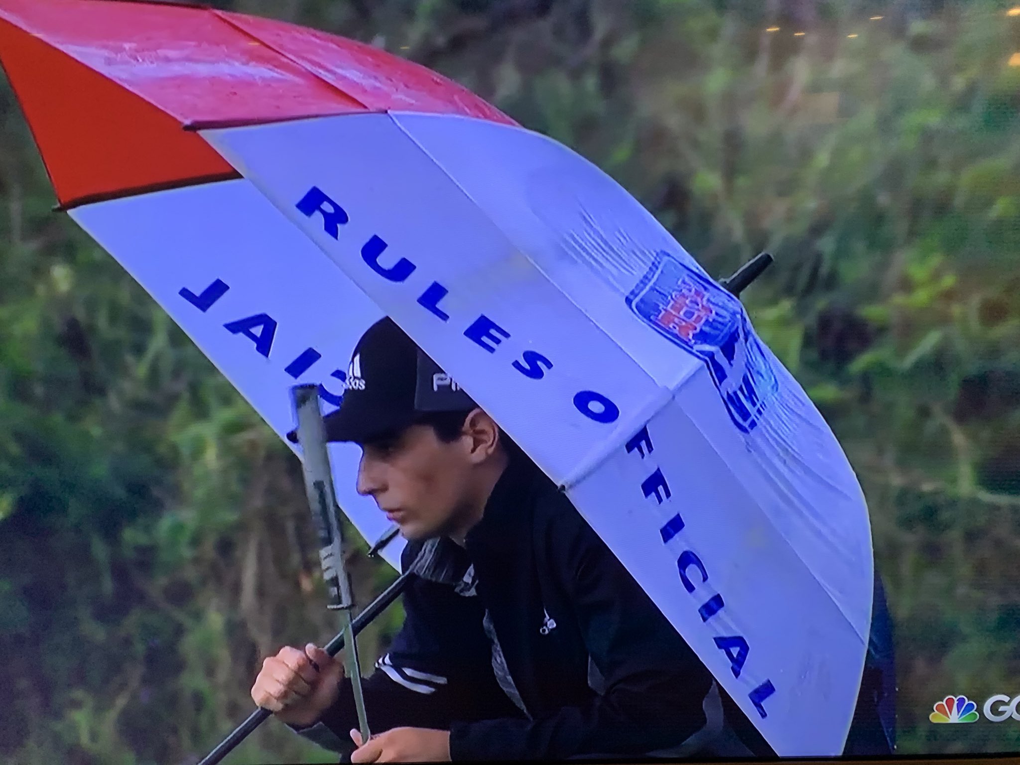 Golfer có được mượn ô giữa vòng đấu?