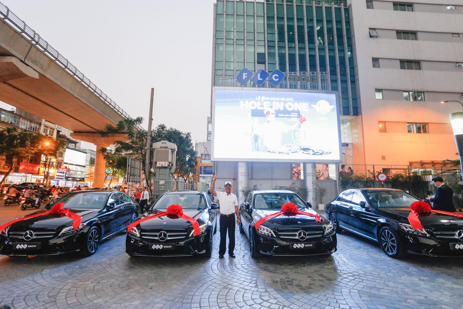 4 xe Mercedes trị giá gần 10 tỷ đồng được trao cho golfer Trần Huy Cương