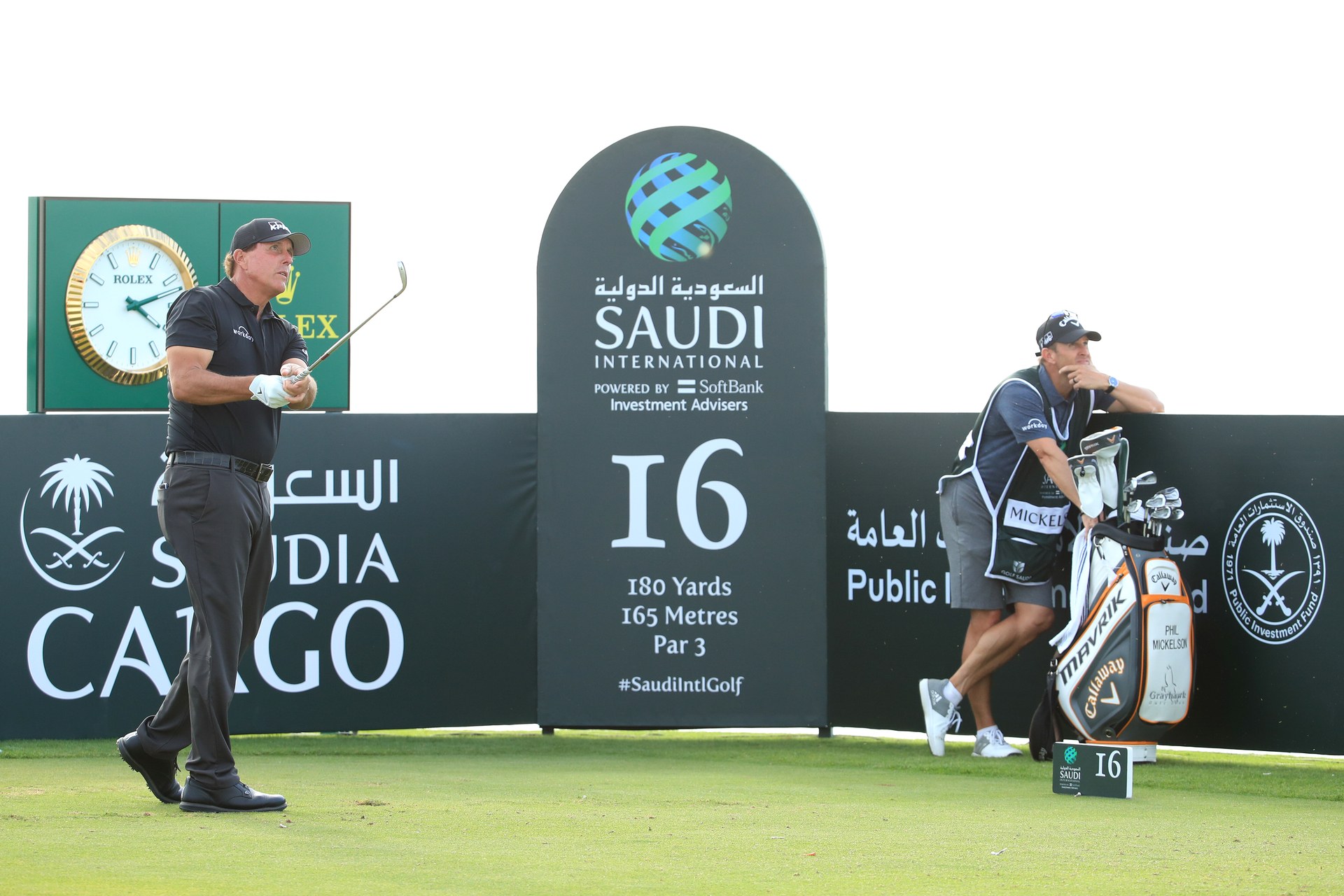 Ghi 7 birdie ở nửa cuối, Phil Mickelson vào nhóm dẫn đầu vòng 1 Saudi International
