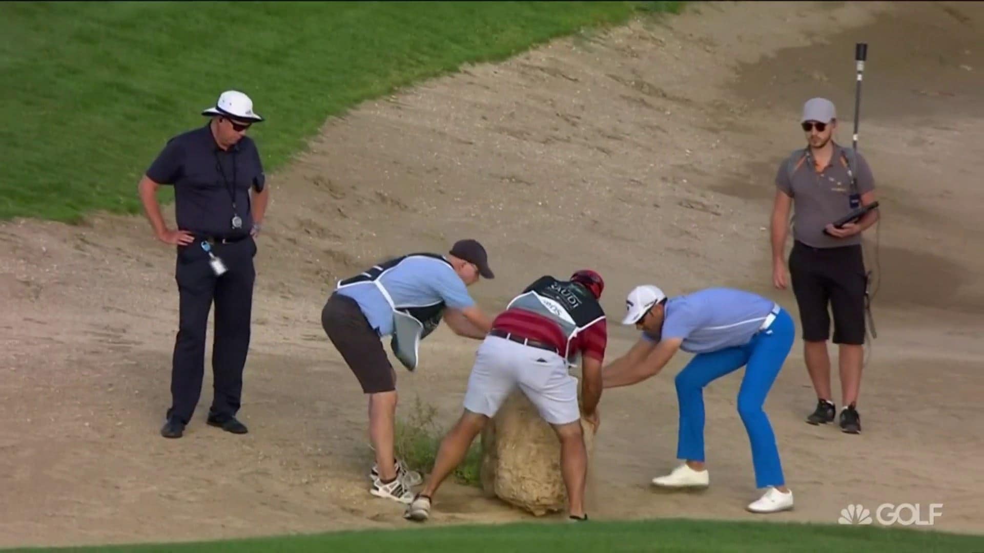 Golfer gợi nhớ lại cảnh người hâm mộ giúp Tiger Woods di chuyển tảng đá khổng lồ