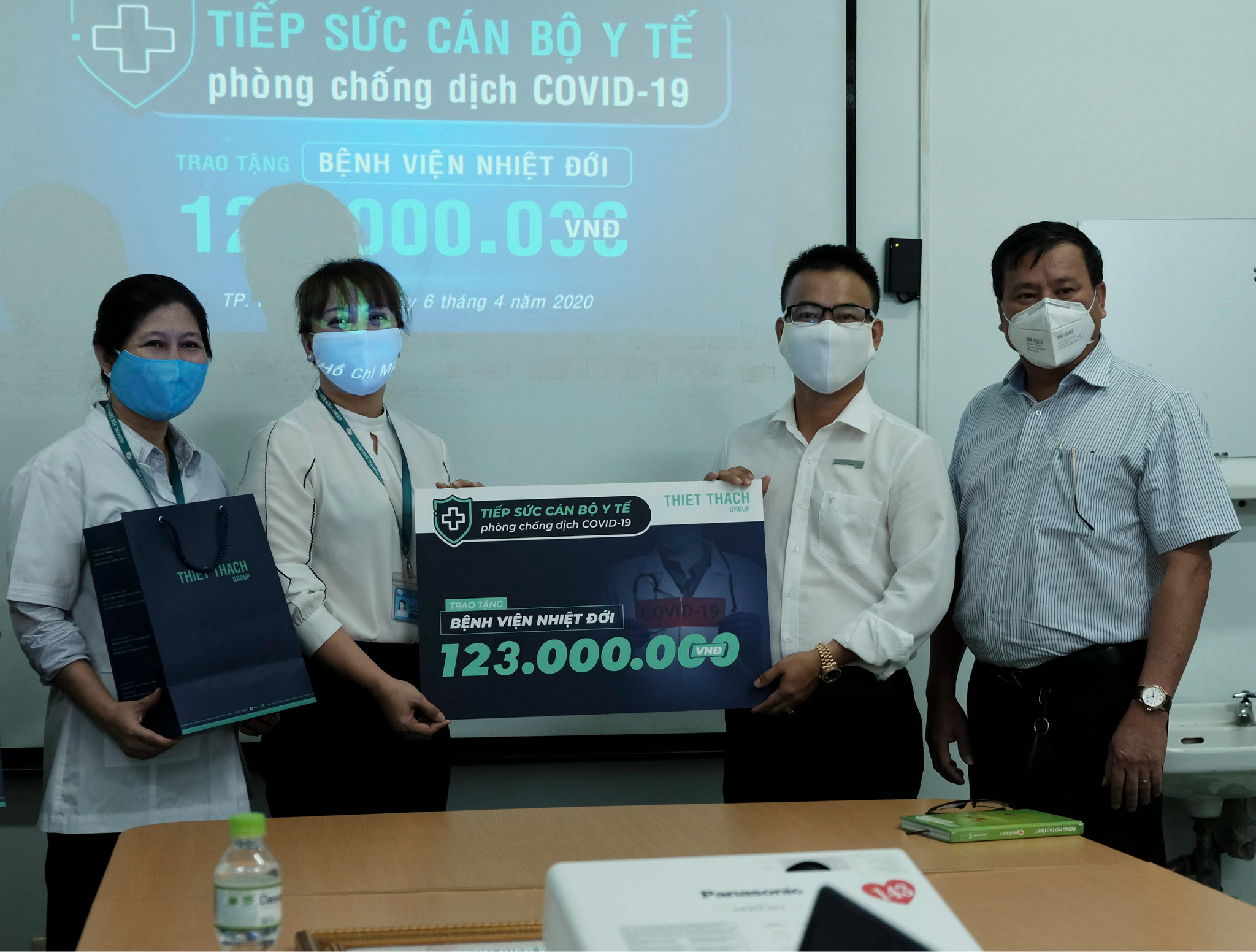 CLB Golf Doanh nhân Sài Gòn trao tặng 123 triệu hỗ trợ Bệnh viện Nhiệt đới phòng chống dịch Covid-19