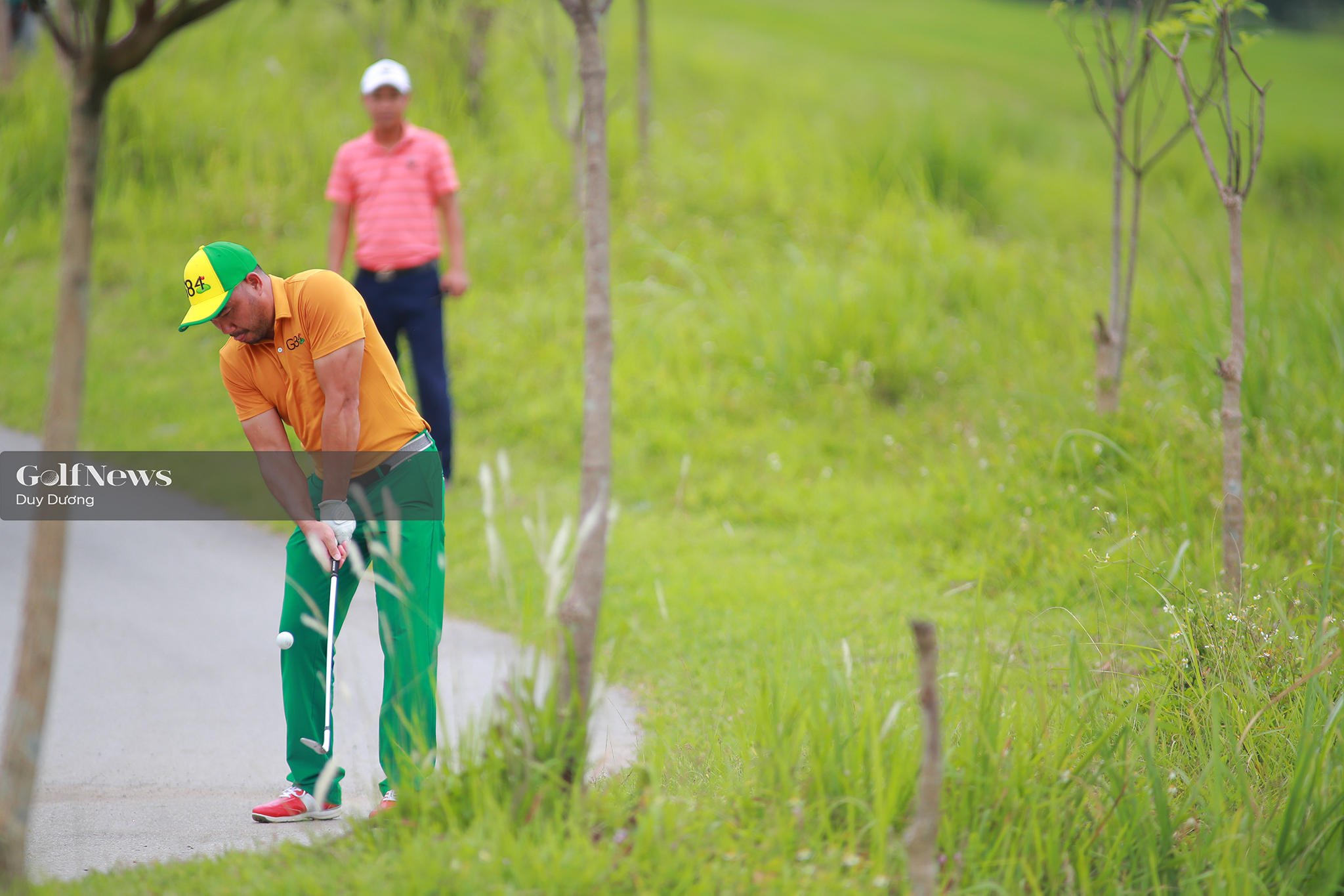 Cú đánh bóng từ trên đường của golfer Nguyễn Trung Thu