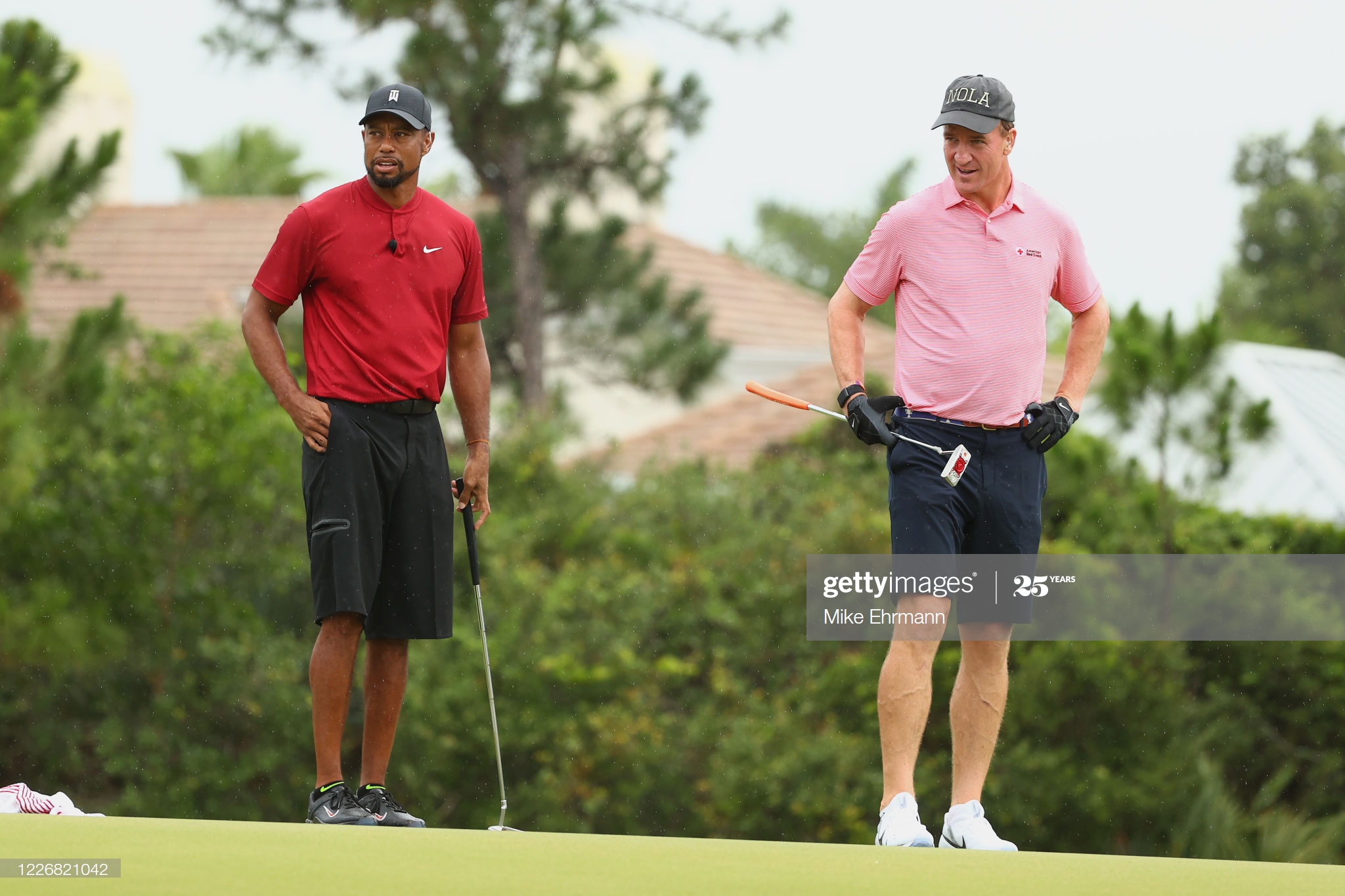 Tiger Woods và Peyton Manning chiến thắng The Match: Champions for Charity