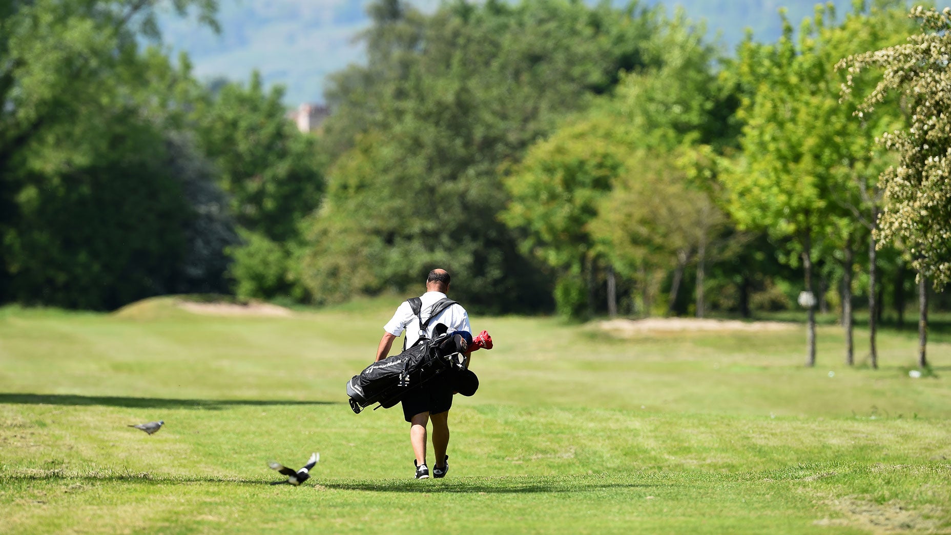 Golf trong thời dịch an toàn thế nào so với các hoạt động khác?