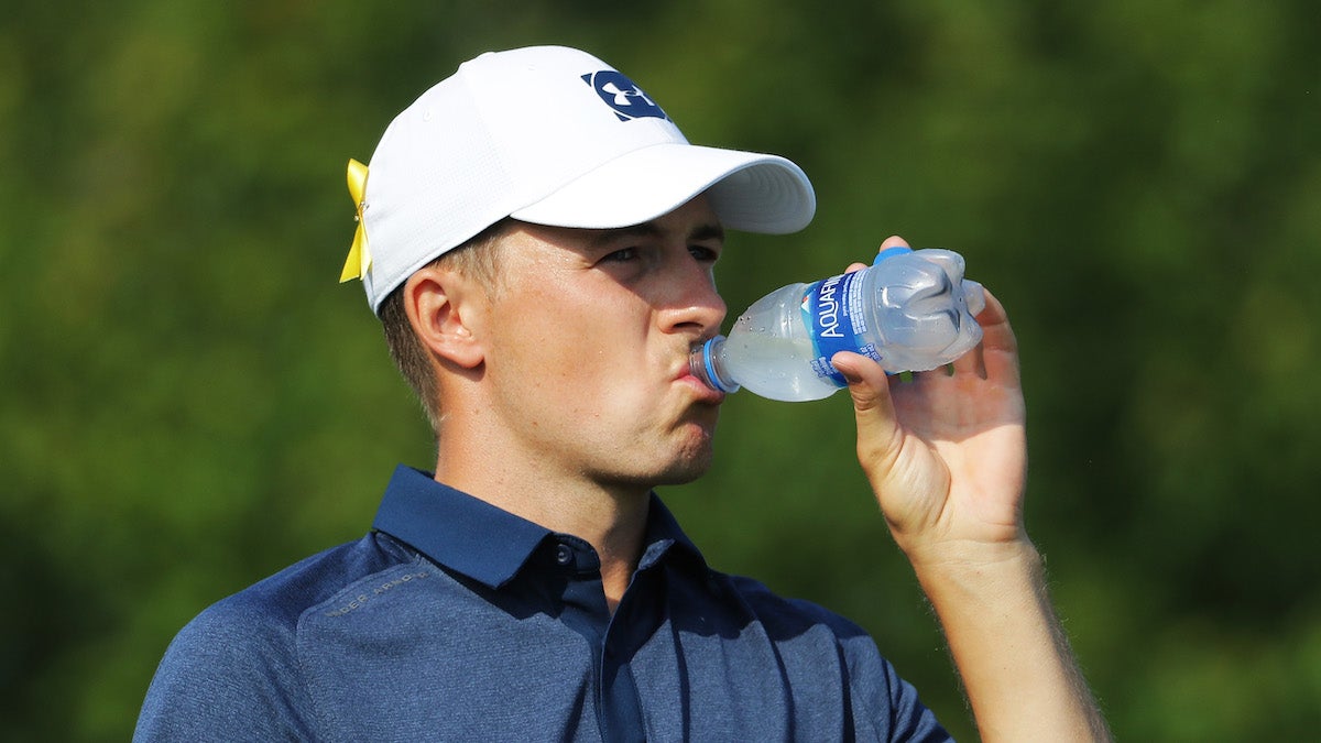 Bạn cần uống bao nhiêu nước trên sân golf