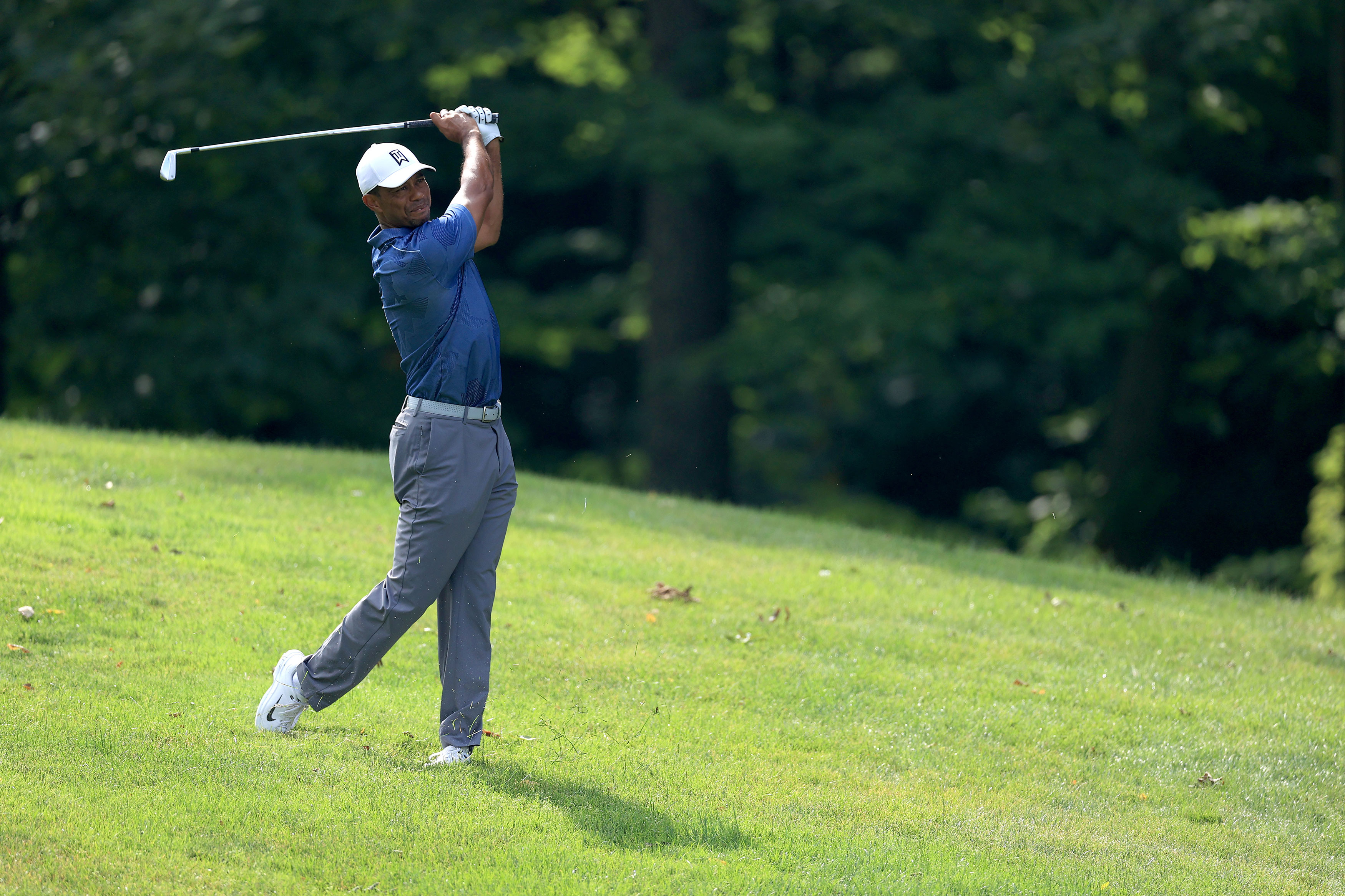 Đánh 76 gậy vòng 2, Tiger Woods vẫn vượt cắt thành công ở Memorial Tournament