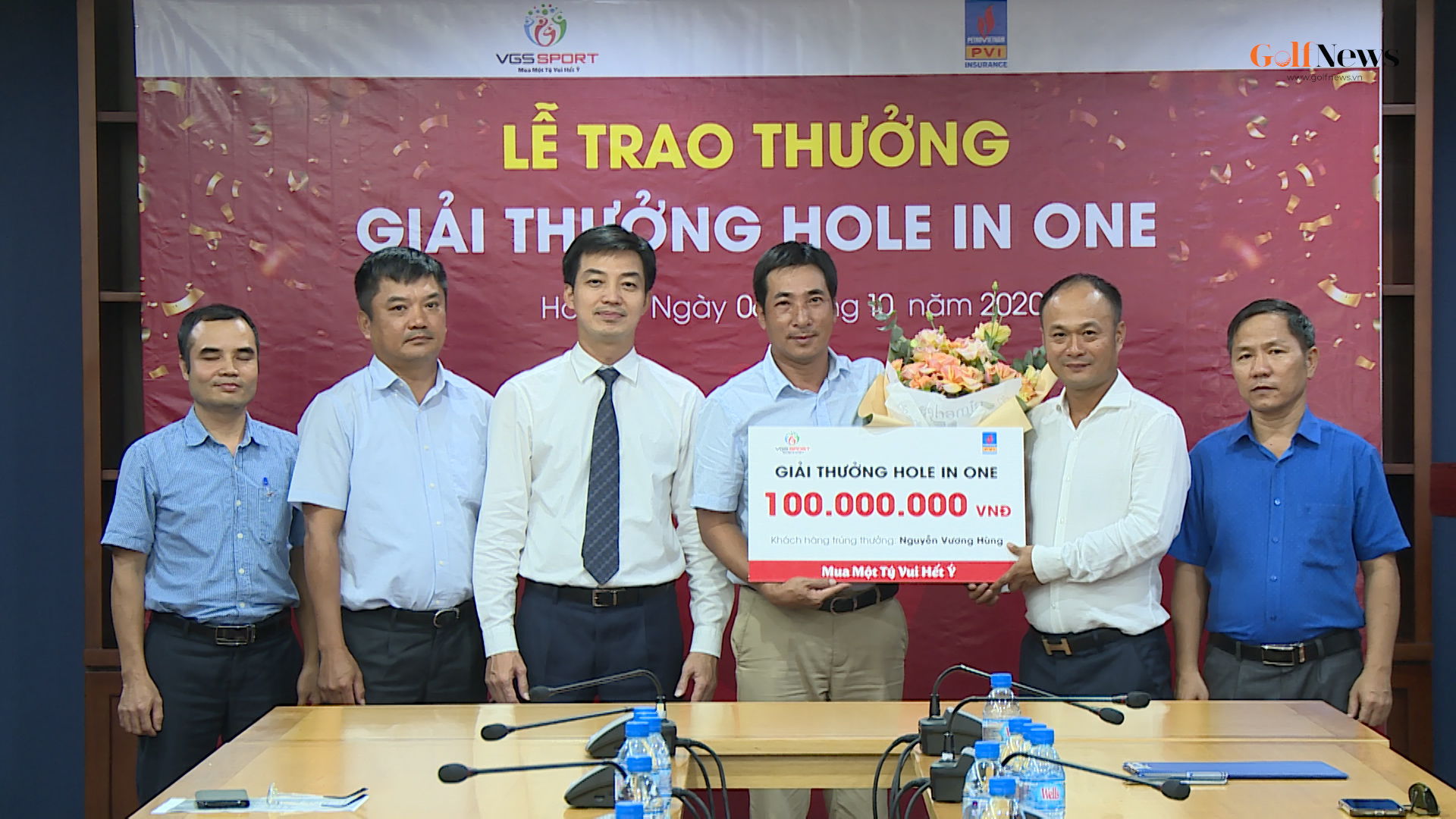 Lễ trao tặng giải thưởng HIO 100 triệu đồng cho golfer Nguyễn Vương Hùng