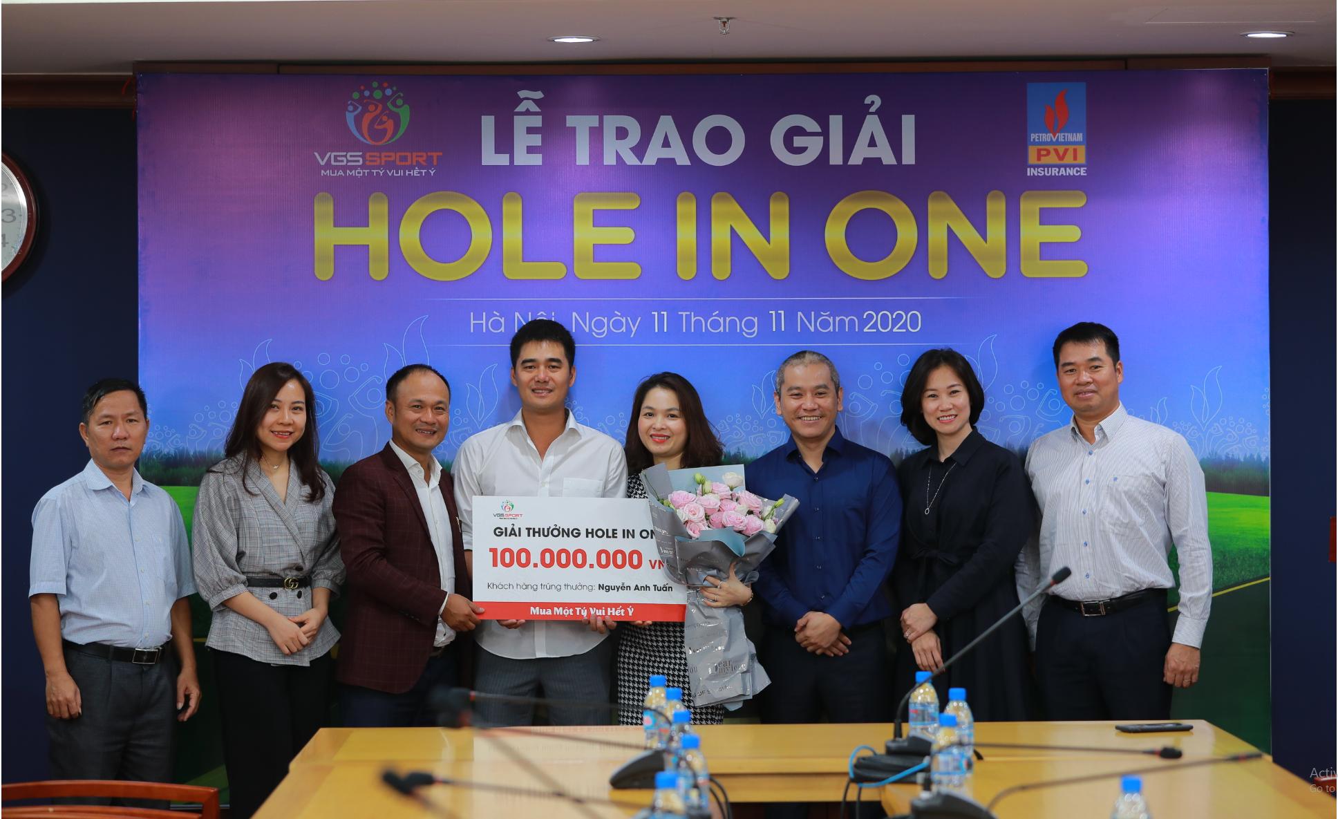 Golfer Nguyễn Anh Tuấn nhận giải thưởng HIO 100 triệu đồng
