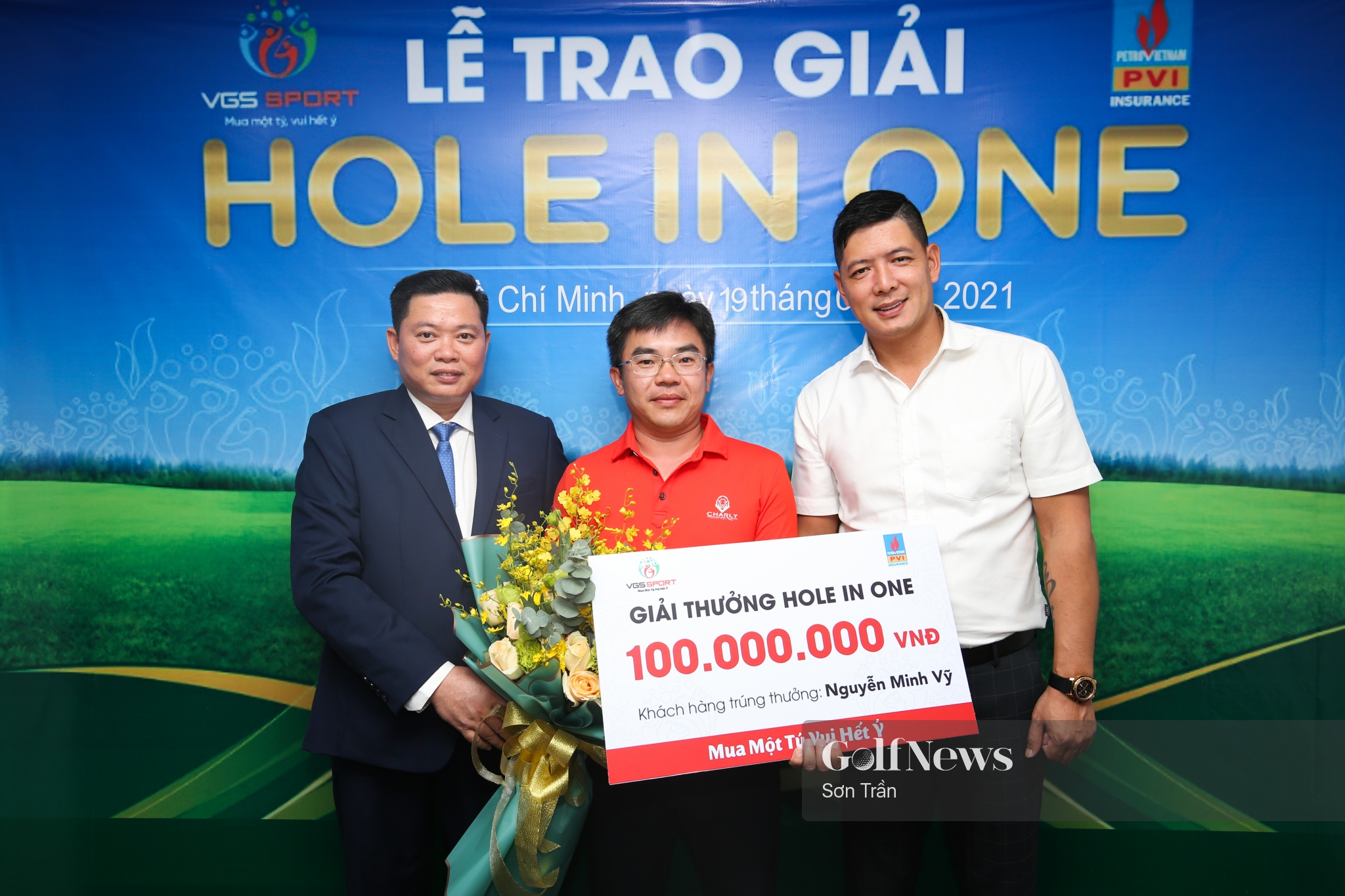 Golfer Nguyễn Minh Vỹ nhận giải thưởng HIO 100 triệu đồng từ VGS Sport