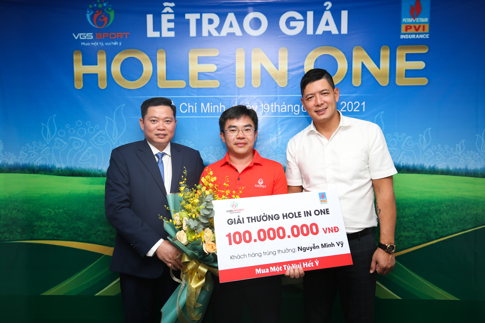 Golfer Nguyễn Minh Vỹ trở thành người đầu tiên nhận giải thưởng HIO trị giá 100 triệu đồng tại TP.HCM từ VGS Sport khi mua qua VGS Southern