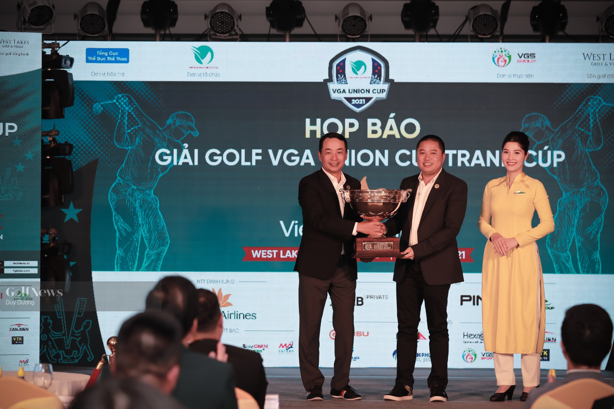 VGS Group tặng chiếc cúp mới cho giải VGA Union Cup