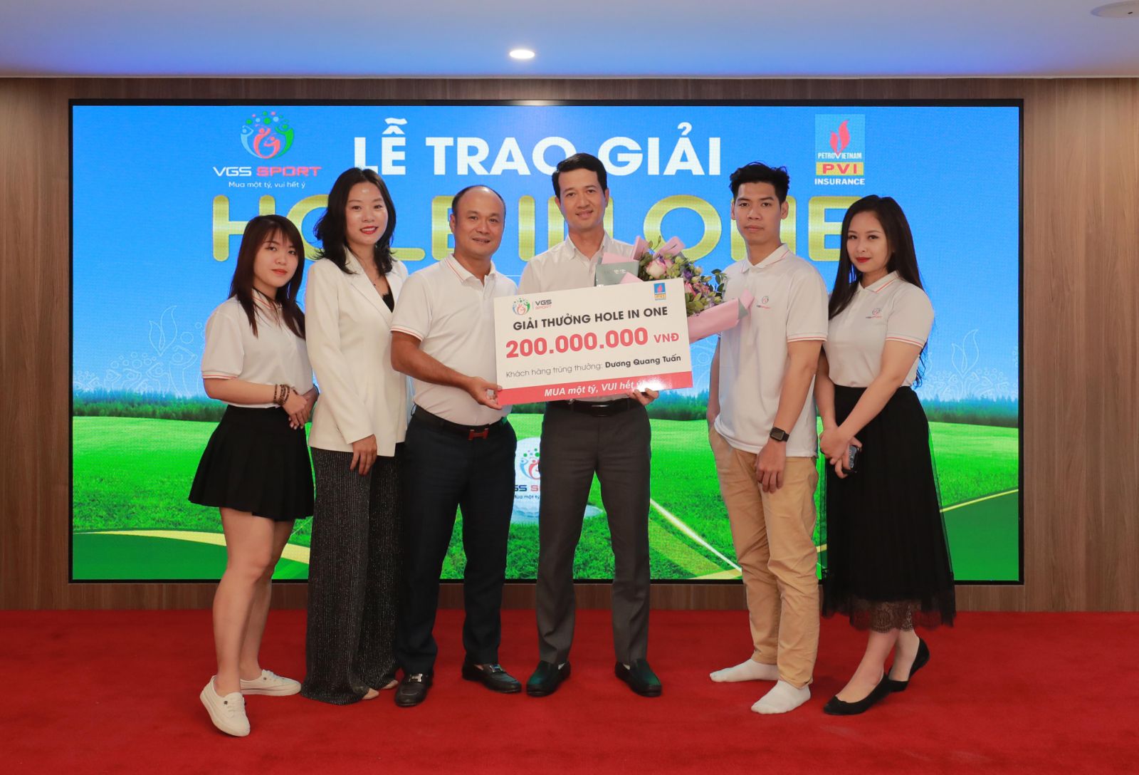 Golfer Dương Quang Tuấn nhận giải thưởng HIO 200 triệu đồng từ VGS Sport