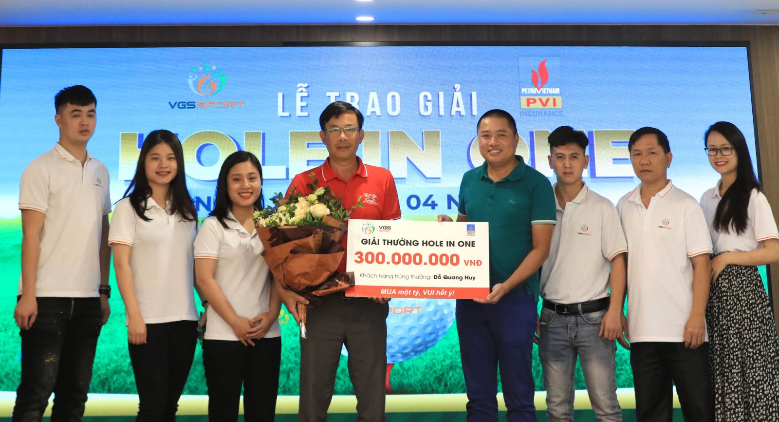 Golfer Đỗ Quang Huy nhận giải thưởng 300 triệu đồng từ gói Dịch vụ giải thưởng HIO của VGS Sport