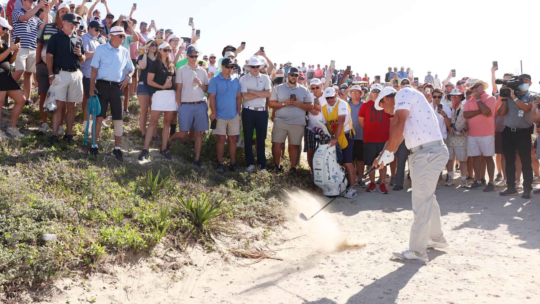 PGA Championship 2021: Tại sao các golfer được chạm gậy xuống cát trước cú đánh?