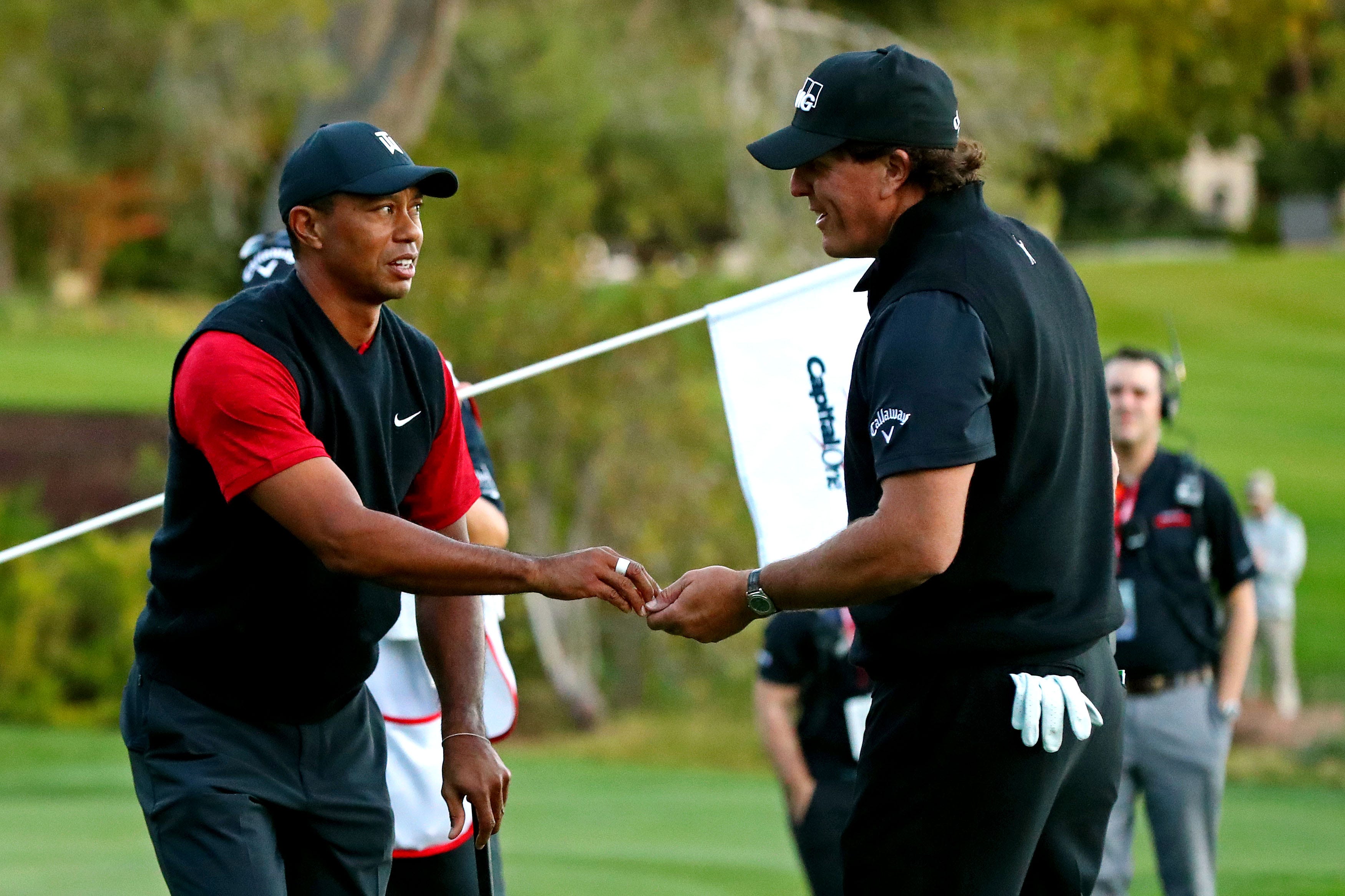 Tiger Woods được truyền cảm hứng nhờ chức vô PGA Championship của Phil Mickelson