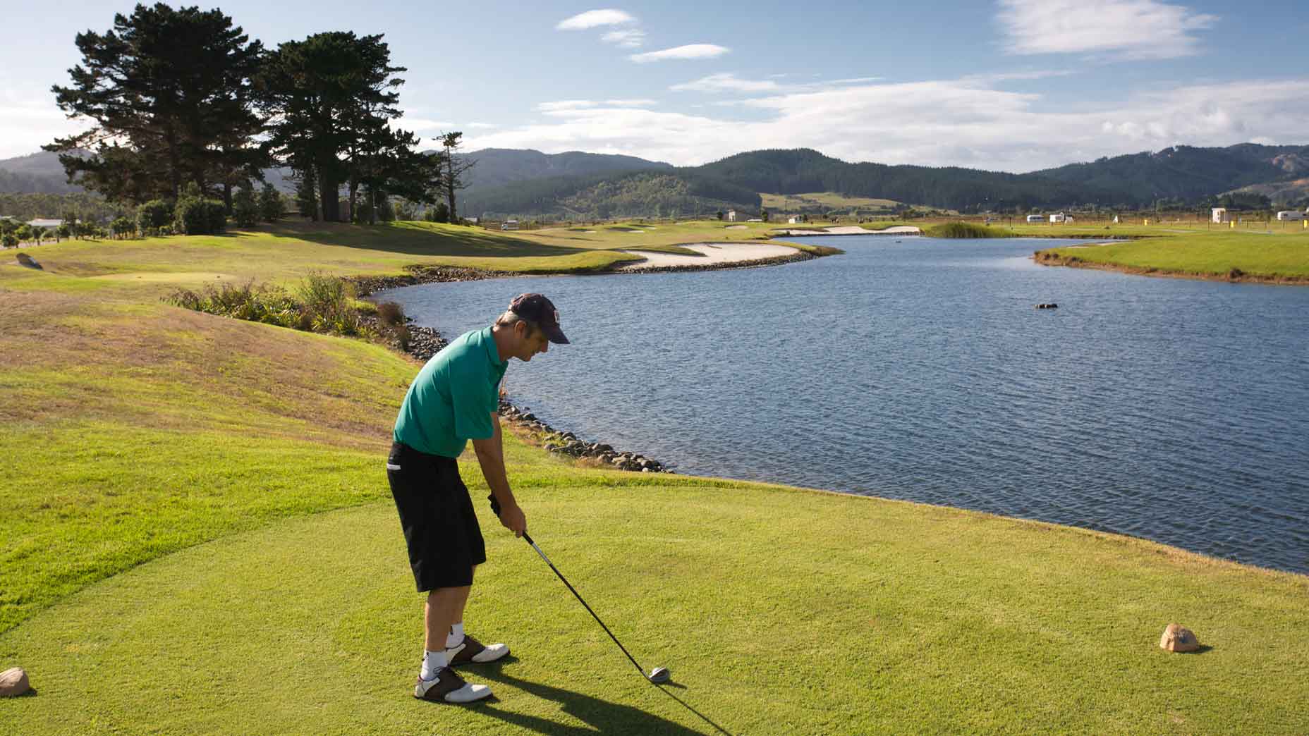 Luật golf: Sợ mất bóng, golfer có được quyền nhận phạt ở tee box và hướng thẳng đến khu drop zone?