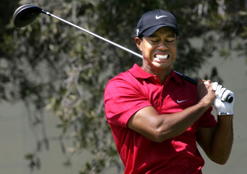 Tiger Woods đeo tạ ở chân bị gãy xương