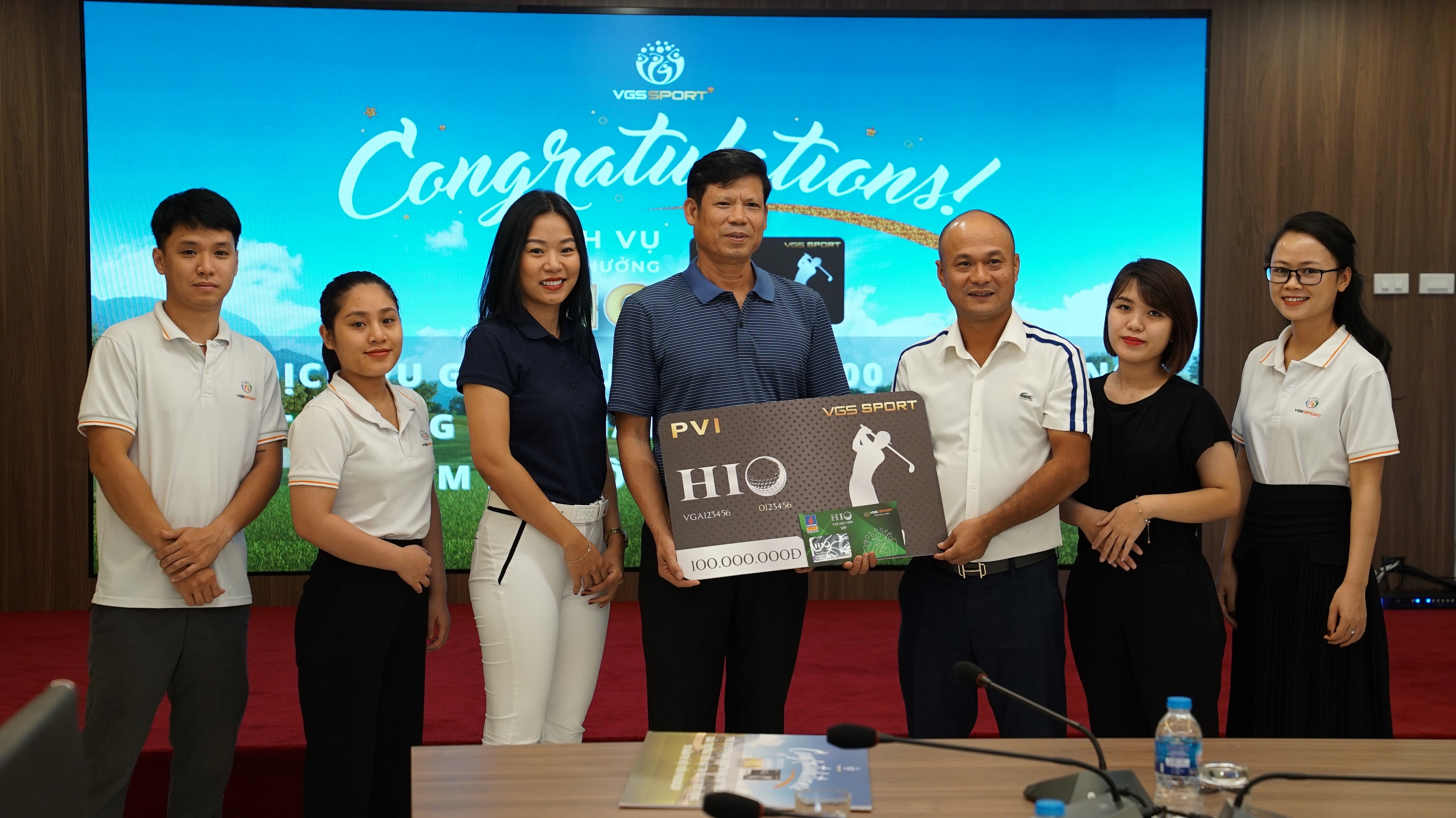 VGS Sport trao phần thưởng đến từ chương trình tài trợ HIO tại sân golf Sky Lake cho golfer Nguyễn Đức Khả