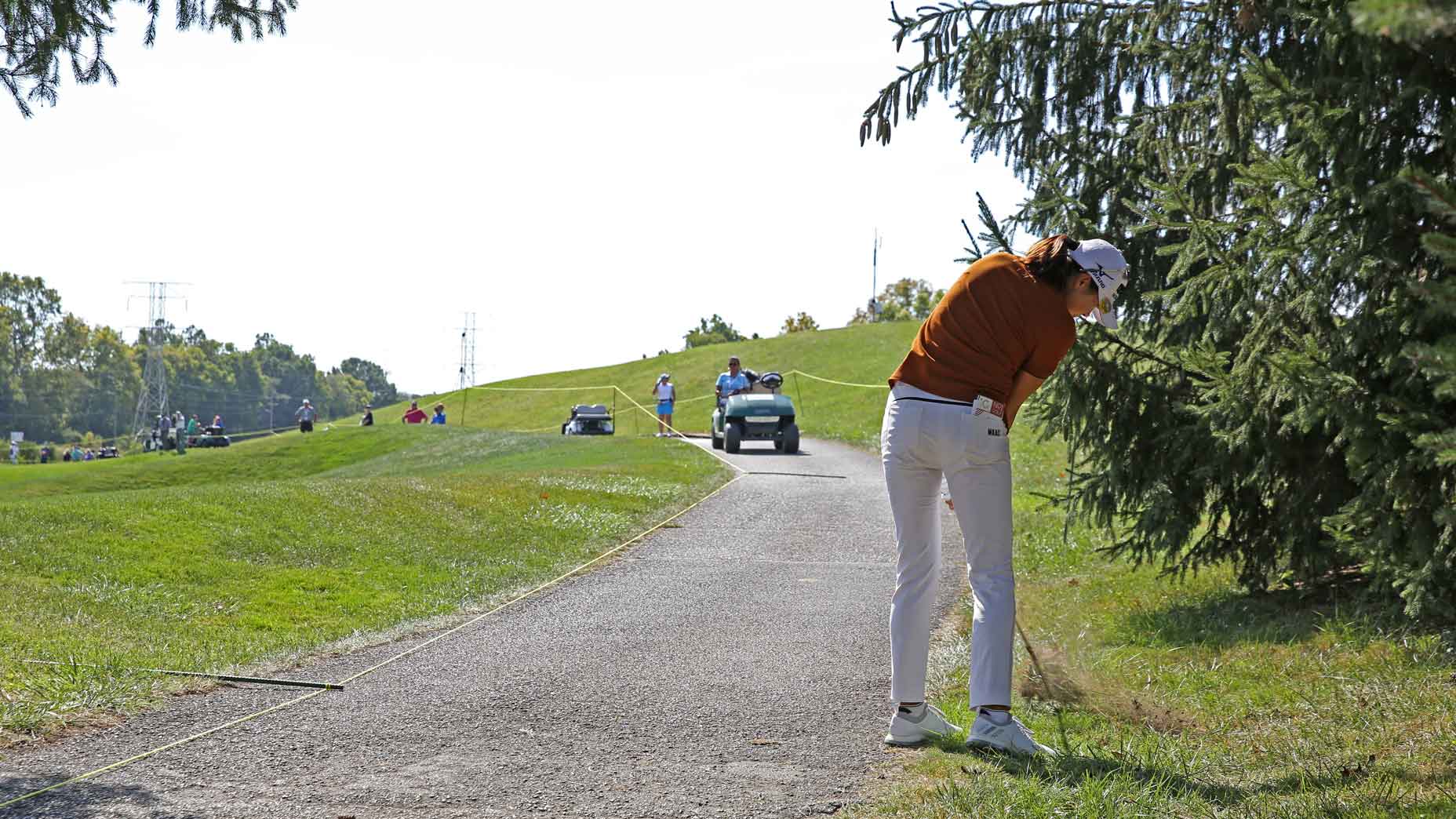 Luật golf: Có được đứng trên đường sau khi thực hiện giải thoát?