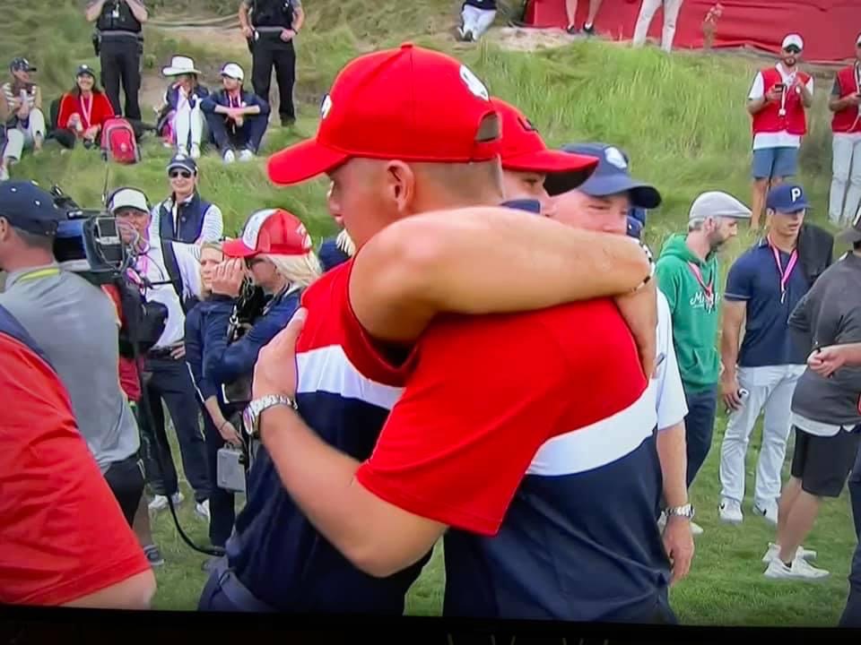 Brooks Koepka và Bryson DeChambeau ôm nhau ăn mừng chiến thắng