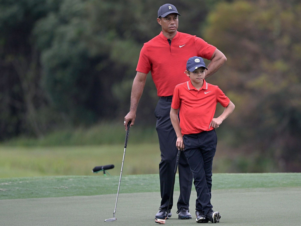 Tiger Woods cầm gậy và trở lại sân golf