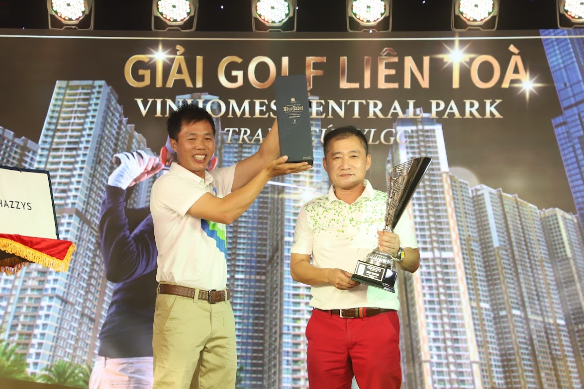 Golfer Andrew Hùng Phạm và Đội tuyển Park 2 giành cúp tại Giải golf Liên Tòa Nhà Vinhomes Central Park Tranh cúp Vô Địch VLGC