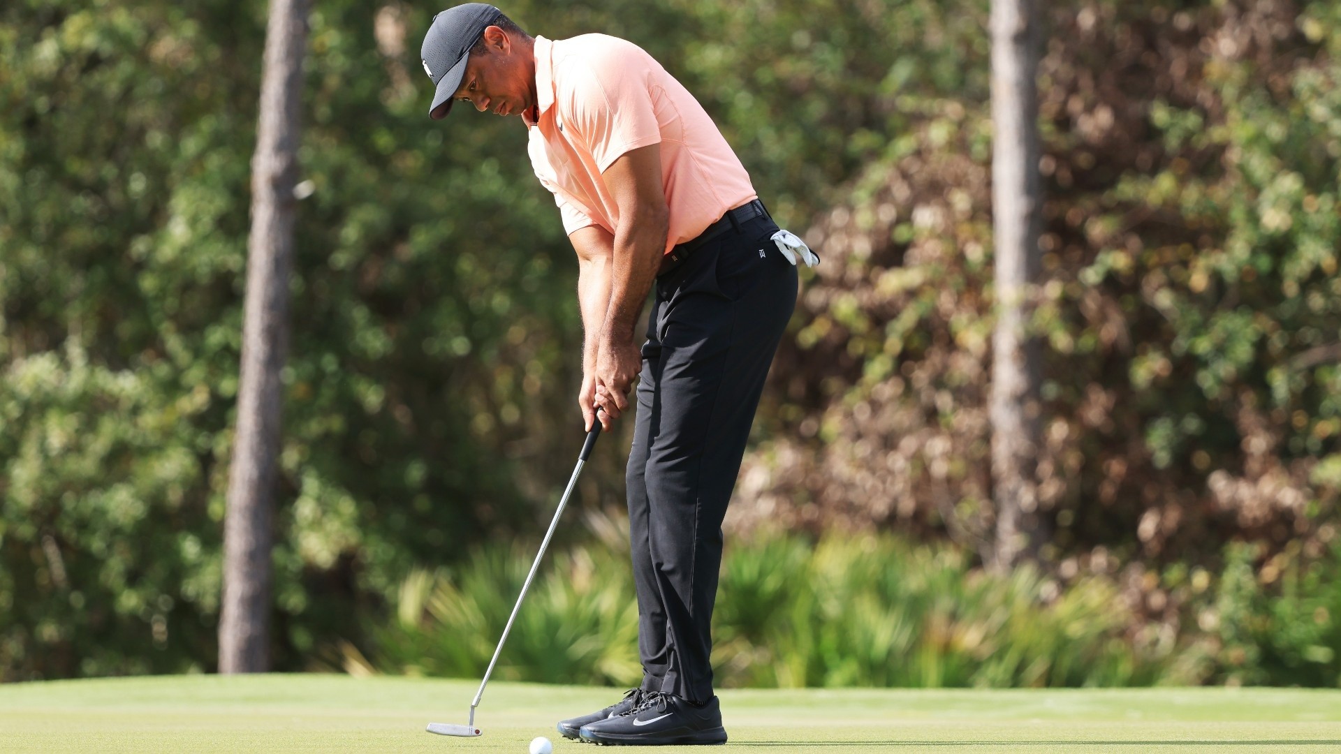 Tiger Woods thi đấu đầy ấn tượng tại vòng 1 PNC Championship