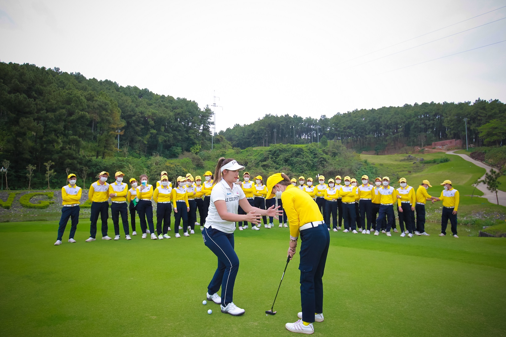 Nhà vô địch Nguyễn Thảo My chia sẻ kiến thức golf với caddie sân Tràng An